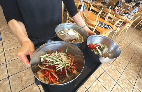 올 여름은 특히 더 뜨거운 여름이 될 것으로 전망됐다. 무더위가 찾아오면서 소비자들이 열을 식히기 위해 냉면 등 시원한 음식을 찾고 있다. 김상진 기자