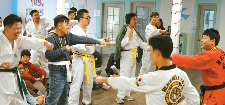 발달장애인을 위한 토요학교인 '핸드 인 핸드'에서 태권도 수업을 하고 있는 전재영 사범(오른쪽)과 학생들.