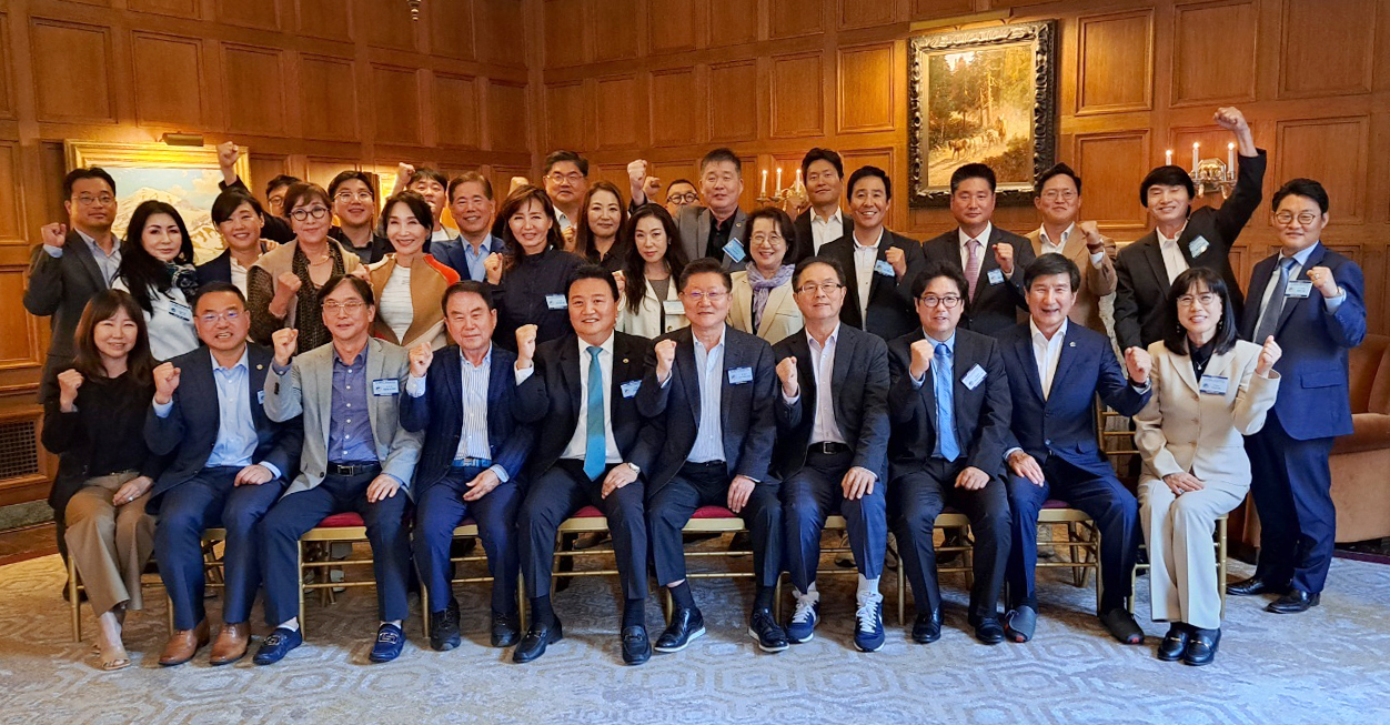 LA상의 김봉현(앞줄 왼쪽에서 다섯 번째) 신임회장과 참석자들이 함께 파이팅을 다짐하고 있다. [LA상의 제공]