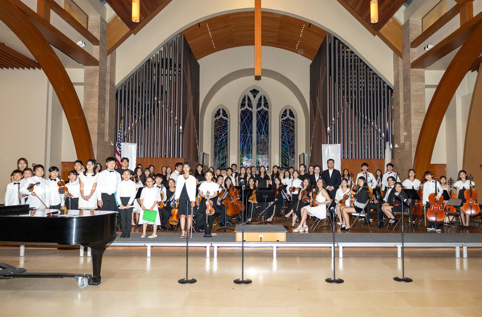 AACC 유스오케스트라 앤 보이스(Youth Orchestra & Voices)와 잉글우드병원은 지난 10일 리지우드 웨스트사이드 프레즈비테리언처치에서 2023 파더스데이 오픈 콘서트(Father's Day Open Concert)를 개최했다. 연주회에는 200여 명이 관객들이 참석해, 강혜미 단장과 70명의 연주자, 테너 김기웅, 뮤지컬 가수 신주원 등의 공연을 관람했다. [AACC]