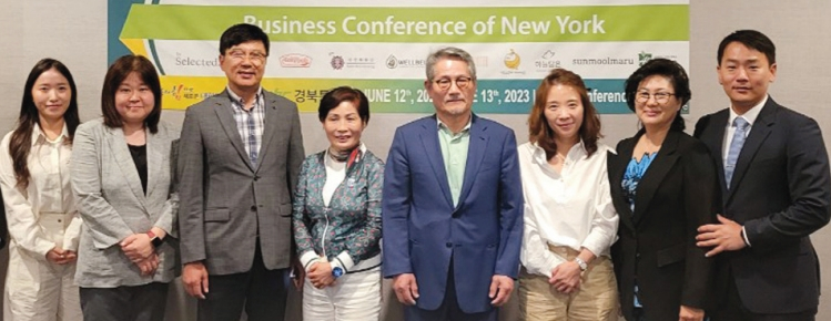 12일 대뉴욕지구한인상공회의소 주관으로 퀸즈 베이사이드 아드리아호텔에서 “경상북도 무역사절단 뉴욕 수출상담회”가 열렸다. 박정숙 경북 외교통상과 주무관(가운데), 김성권 뉴욕한인상공회의소 회장(오른쪽 네 번째) 등 관계자들이 기념촬영을 하고 있다.  [사진 대뉴욕지구한인상공회의소]