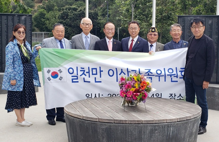 미주 이산가족 현황 파악을 위해 남가주를 방문한 한국의 일천만이산가족위원회(위원장 장만순, 이하 위원회)와 미주 LA지회(지회장 변무성) 관계자들이 지난 11일 풀러턴 힐크레스트 공원 내 OC한국전 참전 미군용사 기념비(이하 참전비)를 방문, 참배했다. 사진 왼쪽 3번째부터 차례로 조선환 LA지회 이사장, 노명수 한국전참전기념비위원회 회장, 장만순 위원장, 한 사람 건너 변무성 LA지회장. [참전비위원회 제공]