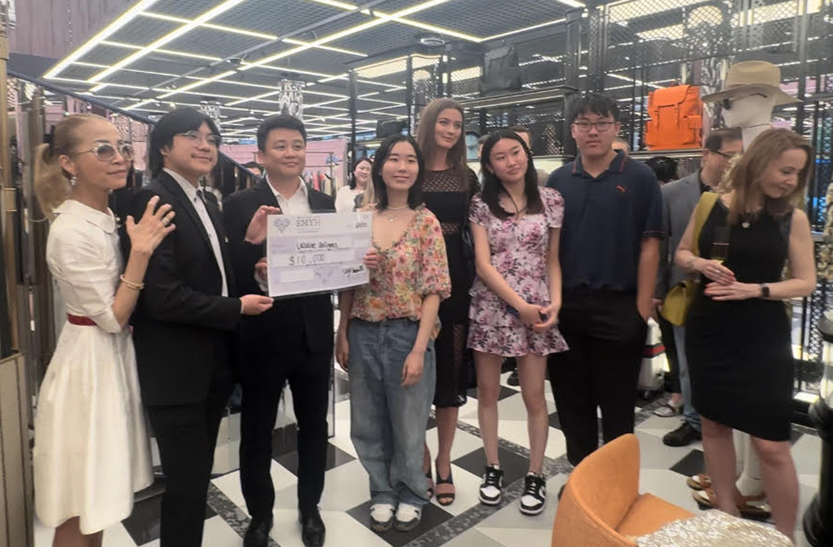 쇼미유어하트재단(SMYH Foundation)은 지난 10일 뉴욕시 맨해튼 구찌 스토어에서 그동안 ‘SMYH Helping Hands Committee’가 모금한 1만 달러를 우크라이나에 직접 구호품을 전하고 있는 송솔나무 플룻티스트에게 전달했다. 이번 행사는 새로 문을 연 구찌에서 SMYH 재단을 초대해 열린 것으로, 한인 단체로는 처음이다. [쇼미유어하트재단]