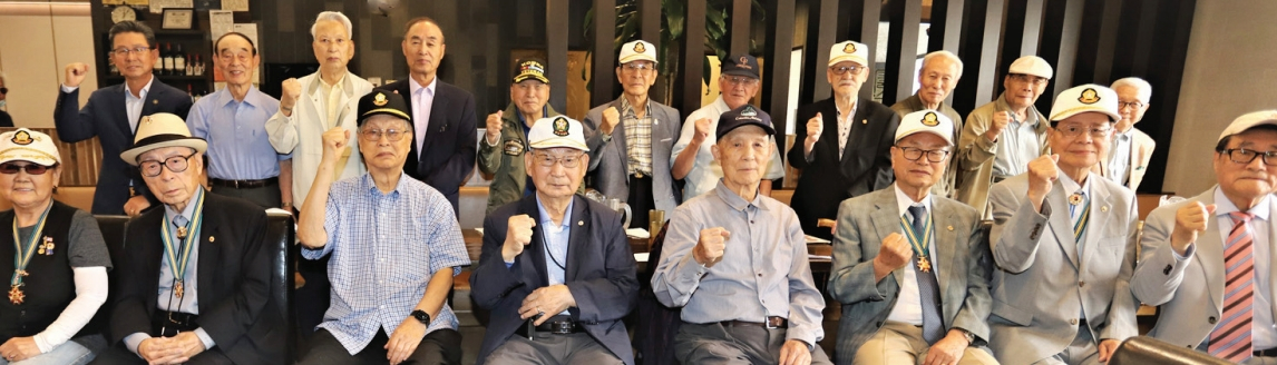 대한민국6·25참전유공자회 뉴욕지회(회장 박근실)는 14일 플러싱 삼원각 식당에서 6월 월례회를 열고, 대한민국의 통일을 기원했다. 이날은 박정희대통령 뉴욕기념사업회 이청일 회장과 홍종학 이사장이 참석해 참전용사들에게 점심식사를 대접했다.  [대한민국6·25참전유공자회 뉴욕지회]