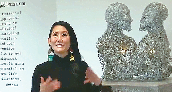 오드리 김 박물관 관장이 한 방송사와의 인터뷰에서 전시된 작품을 설명하고 있다. [오드리 김 페이스북]