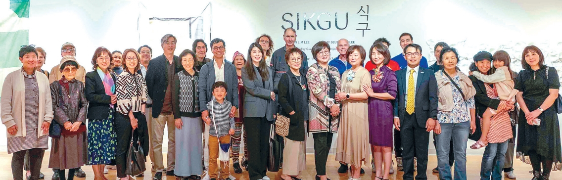 LA 한국문화원(원장 정상원)이 지난 9일 문화원에서 2023년 미주 한인 이민 120주년 기획전시 시리즈 ‘SIKGU(식구)’ 특별전을 개최했다. 이날 개막식에 김현정 큐레이터, 이승민 작가, 임미란 작가, 한인 문화예술인, 갤러리 관계자 등 80여명이 참석해 성황리에 열렸다. ‘식구’ 특별전은 미주 한인 이민 이야기, 음식 문화, 그리고 가족에 대해 생각해 보는 전시회로 이달 30일까지 LA 한국문화원 2층 아트 갤러리에서 열린다.  [LA 한국문화원 제공]