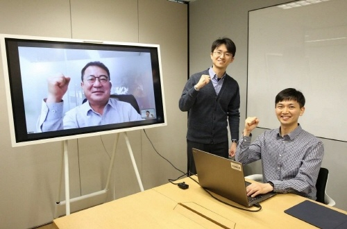 [㈜한화 건설부문 임직원과 협력사 대표가 온라인 공정거래협약을 체결하고 동반성장을 결의하고 있다]