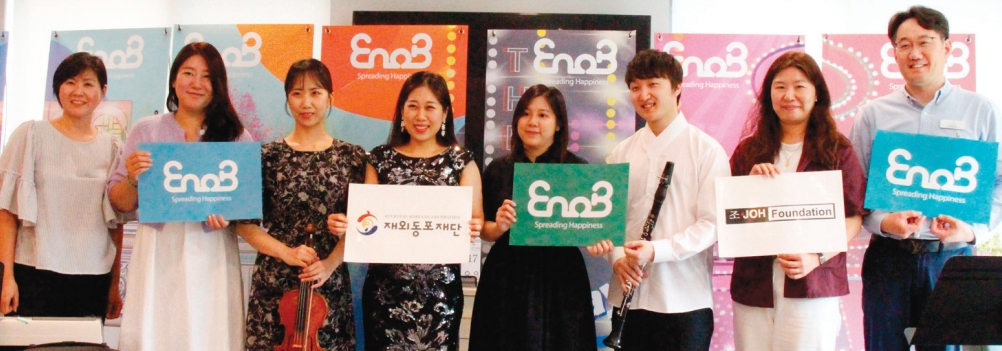 거동이 불편하거나 소외된 이들을 직접 찾아가 연주회를 개최하는 NGO 이노비가 지난 17일 뉴저지 알버리지 한인 양로원에서 어르신들을 위한 무료 콘서트를 개최했다. 소프라노 전예원 씨가 음악 감독을 맡은 연주팀은 한인 어르신들을 위해 가곡과 동요, 편안한 클래식 곡들을 연주했다.  [이노비]
