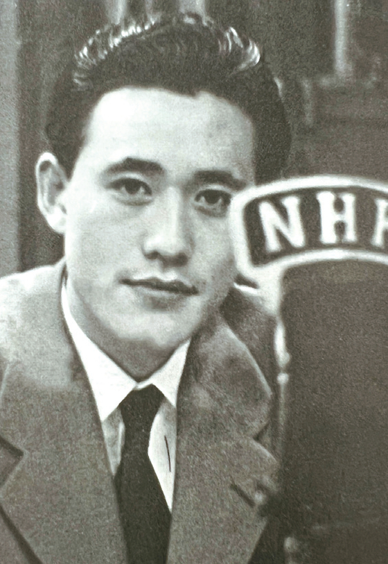 1950년 12월 도쿄 유엔군총사령부방송(VUNC)에서 대북방송을 하던 시절의 위진록 아나운서.