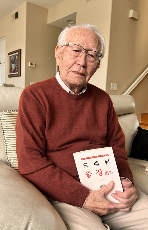 지난 7일 가디나 자택에서 위진록씨가 본인이 쓴 수필집 ‘오래된 출장’을 들고 6·25 전쟁 발발 당시 임시뉴스를 보도했던 순간을 회고하고 있다.