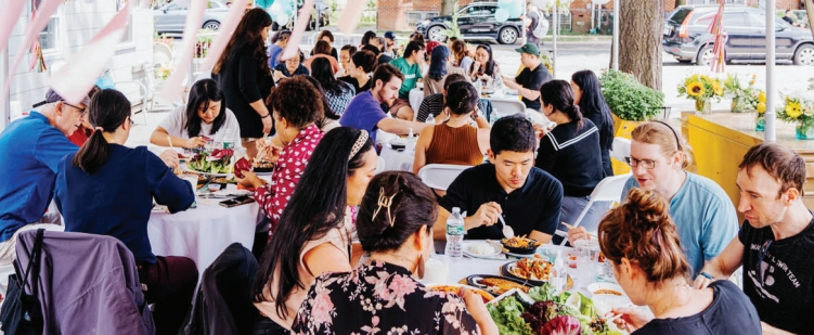 아시안아메리칸연맹(AAF)은 24일 퀸즈 머레이힐에서 ‘파인드 유어 서울’(Find Your Seoul) 캠페인을 시작했다. 킥오프 행사에 참석한 이들이 다양한 한식을 즐기고 있다.  [사진 AAF]
