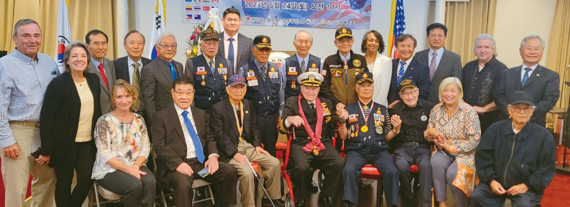 6·25 한국전쟁 73주년 기념식에 참석한 한국전 참전용사들과 참석자들이 기념촬영을 하고 있다. 사진 앞줄 오른쪽에서 다섯번째가 로이스 윌리엄스 예비역 미해군 대령, 뒷줄 오른쪽에서 네번째는 백황기 한인회장.