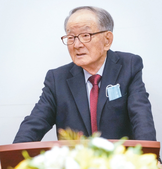 이종문 엠벡스 벤처그룹 회장이 지난 3월24일 UC버클리 아시안도서관을 찾아 100만달러 기부 계획을 밝히며 연설하고 있다. [UC평이사회 제공]