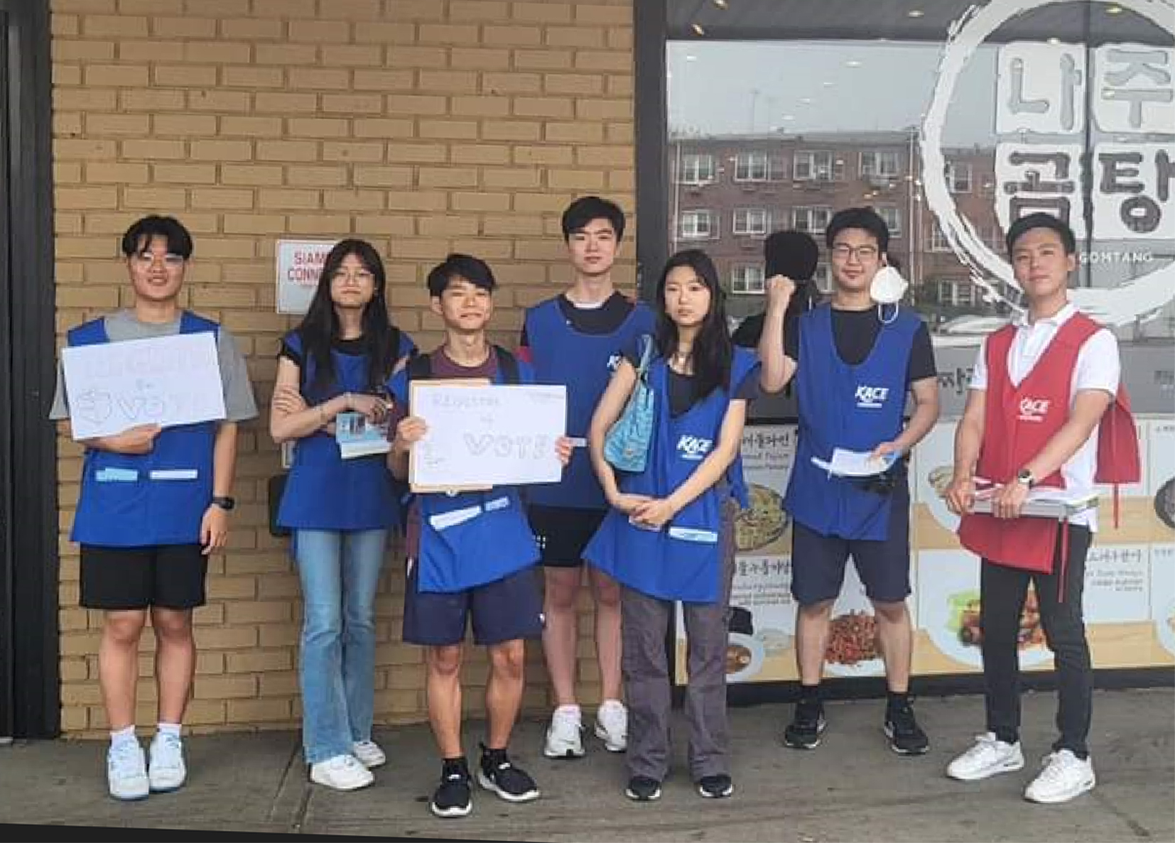 시민참여센터 2023 풀뿌리 인턴쉽에 참여한 뉴욕의 인턴들은 최근 뉴욕의 한인 밀집지역인 먹자골목과 156가 한아름을 오가면서 8080(80%이상 유권자 등록, 80%이상 투표참여) 캠페인을 전개했다. 인턴들은 한 명이라도 더 등록시키고 투표에 참여하는 것이 한인 커뮤니티가 인정받고 영향력을 행사할수 있다는 것을 이해하고 캠페인을 전개하고 있다. [시민참여센터]