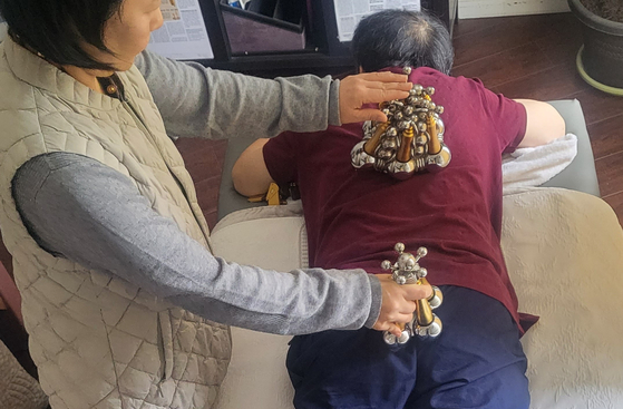 미라클터치를 통해 등 쪽과 골반의 테라피를 받고 있다.