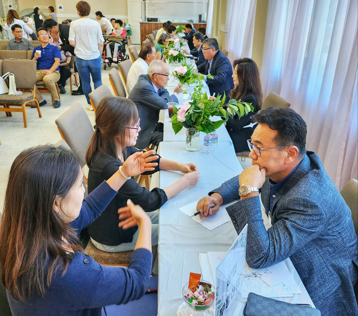 지난 9일 은혜한인교회에서 열린 전문가 무료 상담 행사에 참여한 한인들이 각 분야 전문가들과 개별 상담을 하고 있다. ［은혜한인교회 제공］