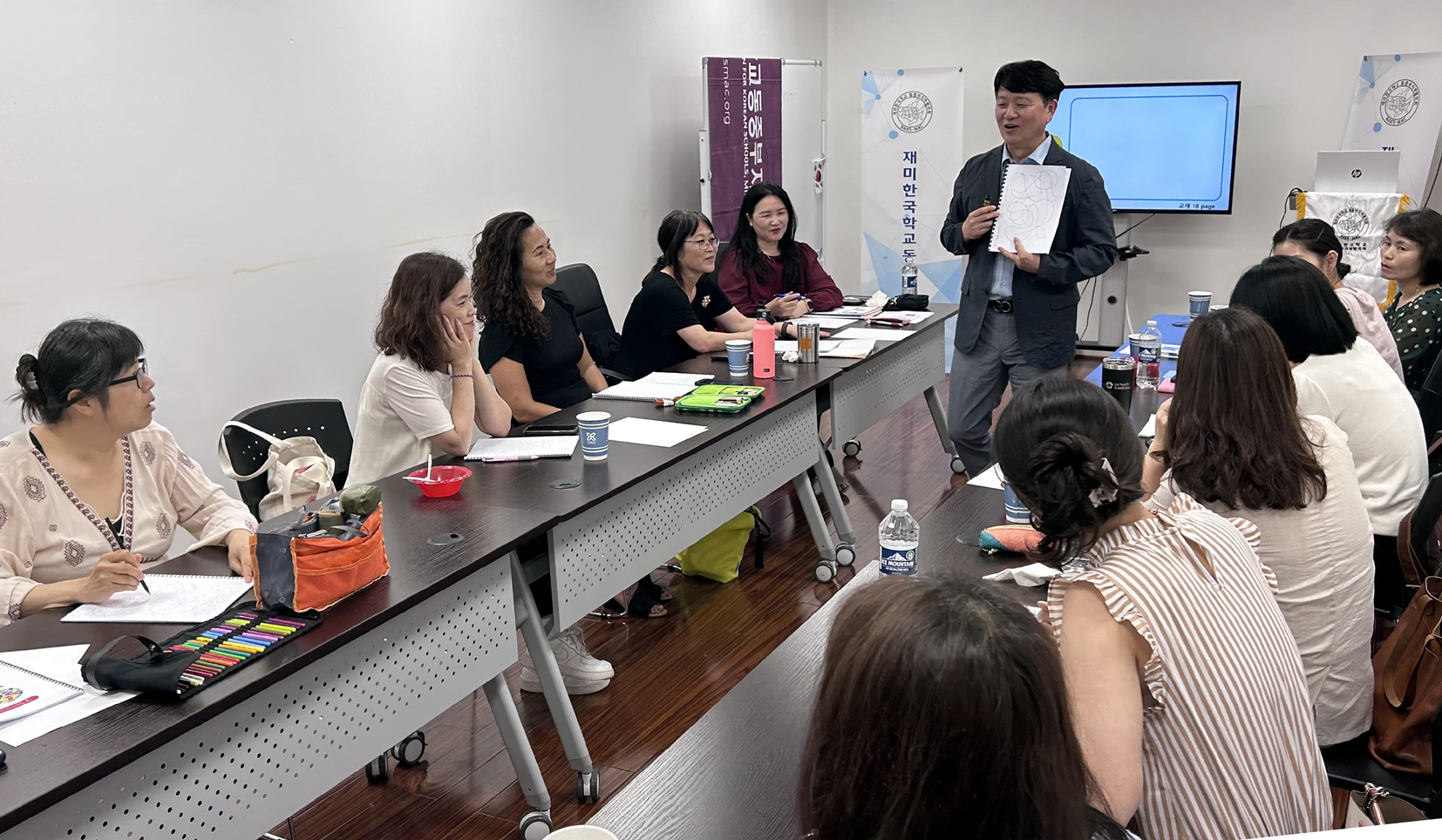 재미한국학교동중부지역협의회(회장 조수진)는 8일 필라델피아 북부 엘킨스파크에 있는 알바니아대에서 씰 연구소·창의이미지언어학교 대표인 장태규 교수를 초청해 한국학교 교사를 대상으로 ‘창의 언어 교육' 여름 특강을 개최했다. 장 교수는 특강에서 새로운 시대를 공감하고 창의적 사고로 생각을 정리하는 언어교육을 소개했다. [재미한국학교동중부지역협의회]