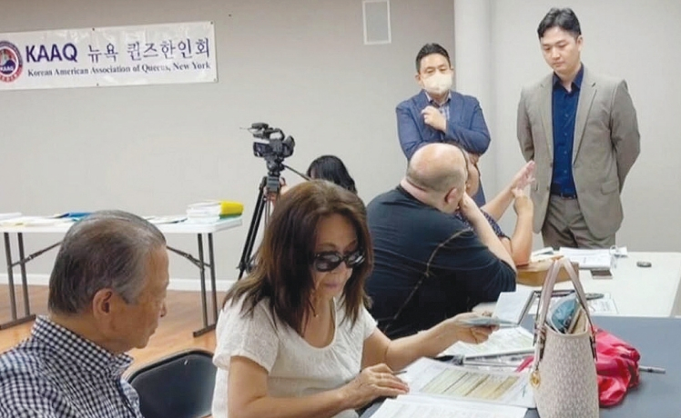 12일 주뉴욕총영사관은 퀸즈한인회 사무실에서 ‘7월 퀸즈지역 순회영사서비스’를 개최했다. 여권.공증.국적관련 민원 등 총 59건의 민원이 이날 순회영사에서 처리됐다. 퀸즈한인회 측은 “퀸즈 순회영사서비스는 매월 둘째 주 수요일 열리며, 8월 예약도 벌써 10건 접수됐다”며 전화(646-467-3282, 646-320-2872)로 예약할 것을 당부했다. [퀸즈한인회]