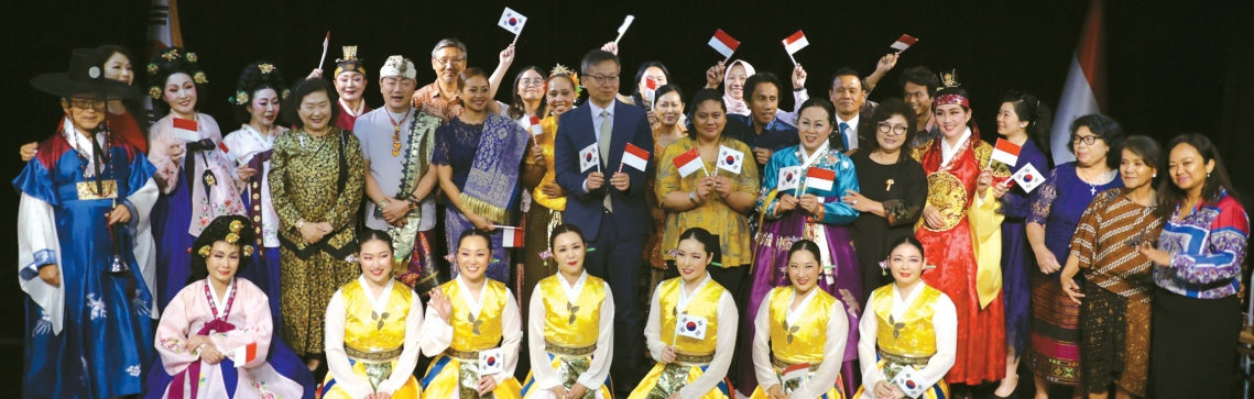 LA한국문화원(원장 정상원)이 지난 7일 문화원에서 열린 한국과 인도네시아 수교 50주년을 기념한 ‘트만(Teman·친구)’ 음악회를 성황리에 마쳤다. 이날 행사에 양국 총영사관 관계자와 관객들이 참석해 한국과 인도네시아의 전통음악과 전통춤 등 다양한 공연작품을 관람했다.  [LA 한국문화원 제공]