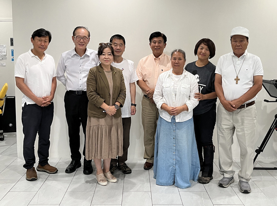 사랑의집(원장 전모세)은 15일 뉴욕시 플러싱에서 정기이사회를 개최하고 원혜경 이사(왼쪽 세 번째)를 이사장으로 선출했다. 또 부이사장 겸 서기로 김갑송 이사, 재무 담당에 앤드류 최 이사를 선임했다. 이날 이사회에서는 또 하봉호 중앙장의사 대표(왼쪽 두 번째)를 신임 이사로 인준했다. [사랑의집]