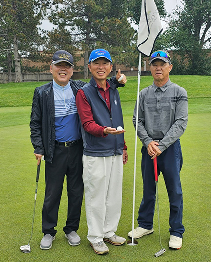 박찬인(가운데)씨가 홀인원을 하고 난 후 김동식(좌), 장필씨와 함께 기념촬영을 하고 있다.