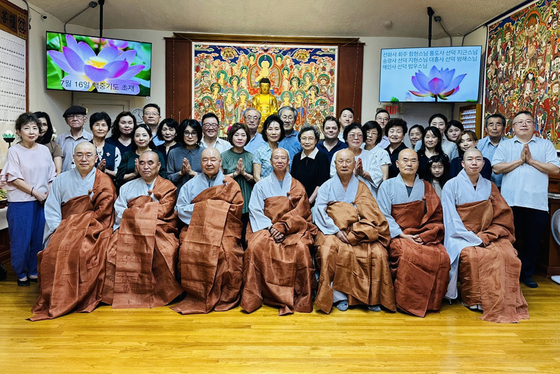 뉴저지 원적사는 16일 하안거 수행 정진하고 있는 선화사 회주 함현스님, 통도사 선덕 지근스님, 송광사 선덕 지현스님, 대흥사 선덕 범해스님, 해인사 선덕 법우스님과 신도들이 동참해 백중기도 초재를 봉행했다. 백중은 돌아가신 모든 영가와 웃어른, 이웃의 은혜에 보답하는 불교 조상 섬김의 세시 풍속이다. [뉴저지 원적사]