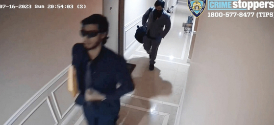 뉴욕시경(NYPD)은 지난 16일 FBI 요원을 사칭해 플러싱 주택에 침입하고 테이저건으로 피해자들을 제압해 4만 달러 상당의 현금과 금품을 훔쳐 달아난 용의자 2명의 사진을 공개하고 수사 중이다.  [사진 NYPD]