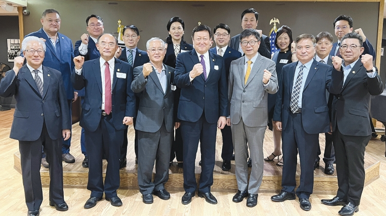 뉴욕한인회와 뉴욕총영사관이 20일 맨해튼 뉴욕한인회관에서 오찬 겸 상견례 자리를 가졌다. 김의환 뉴욕총영사와 이충건 동포담당영사, 뉴욕한인회 신임 임원진 12명이 참여한 가운데 양측은 동포사회 주요 현안에 대해 논의하고 발전 방향을 모색했다.  [뉴욕한인회]