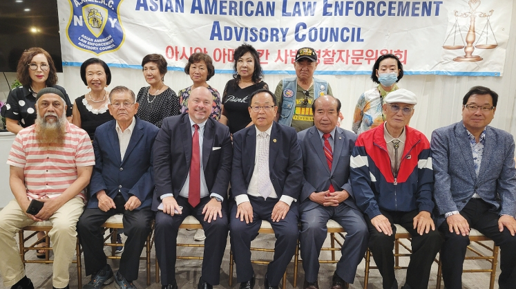 아시안아메리칸사법경찰자문위원회가 지난 20일 플러싱 산수갑산 식당에서 7월 월례회를 개최했다. 유주태 이사장 등 임원들이 참석해 각종 범죄 예방 세미나 개최 계획과 후반기 사업 계획에 대해 논의했다.  [아시안아메리칸사법경찰자문위원회]