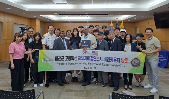 경남 합천군 고교생들로 구성된 방미연수단은 25일 자매결연을 맺은 뉴저지주 버겐카운티 청사를 방문해 제임스 테데스코 버겐카운티장과 고든 존슨 뉴저지 주상원의원(민주.37선거구) 등을 만나 미국의 행정에 대한 설명을 듣고 현장 체험을 하는 기회를 가졌다. [합천군 향우회]