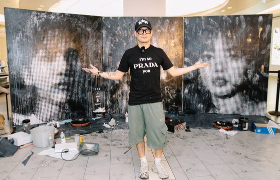 제이슨 이 작가가 지난 20일 '스카이뷰(Skyview)'에서 라이브 페인팅으로 진행되는 'K-Art Day(한국 미술의 날)' 이벤트를 진행하고 있다. [사진 스카이뷰]