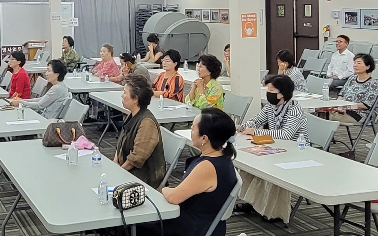 OC한인회(회장 조봉남)는 지난 26일 가든그로브의 OC한인회관에서 치매 강좌를 열었다. 강사를 맡은 소피아 노 OC한인회 이사는 치매의 정의, 치매 예방, 치매에 걸린 부모를 둔 자녀의 대처 방법 등에 관해 설명했다. 강좌 참석자들이 노 강사의 설명을 듣고 있다. ［OC한인회 제공］