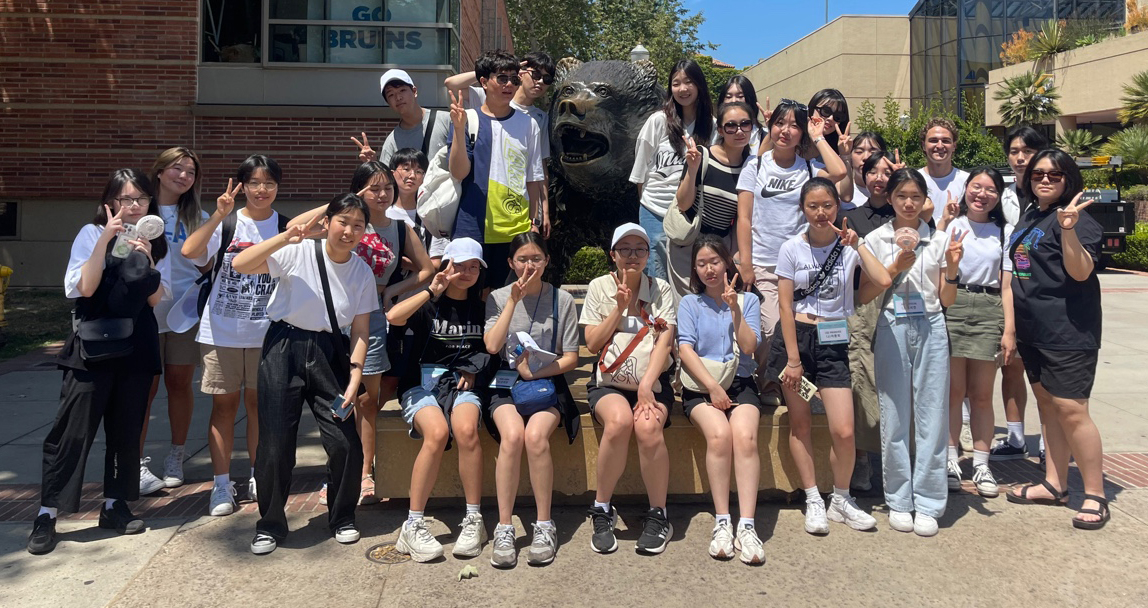 브레아를 방문 중인 남양주 중, 고등학교 학생들이 UCLA 캠퍼스를 둘러보고 있다. [자매도시협회 제공]