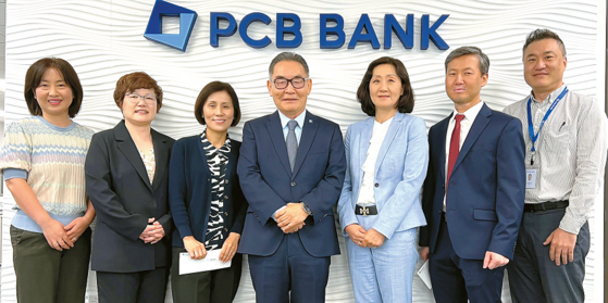 지난달 27일 장학금 전달식에서 이상영(왼쪽에서 네 번째) 이사장과 장학금을 전달받은 PCB뱅크 직원들이 기념사진을 촬영했다. [PCB뱅크 제공]