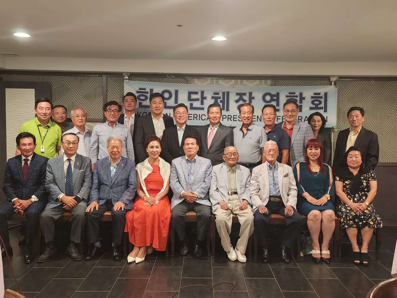 뉴욕 일원 전·현직 한인단체장들이 2일 플러싱 삼원각 식당에서 한인단체장연합회 창립을 위한 발기인대회를 개최했다. 발기인 대회에는 총 23명의 뉴욕 일원 한인단체장들이 참가한 가운데 곽호수 준비위원장이 발기인 대표로 선출됐다. [한인단체장연합회] 