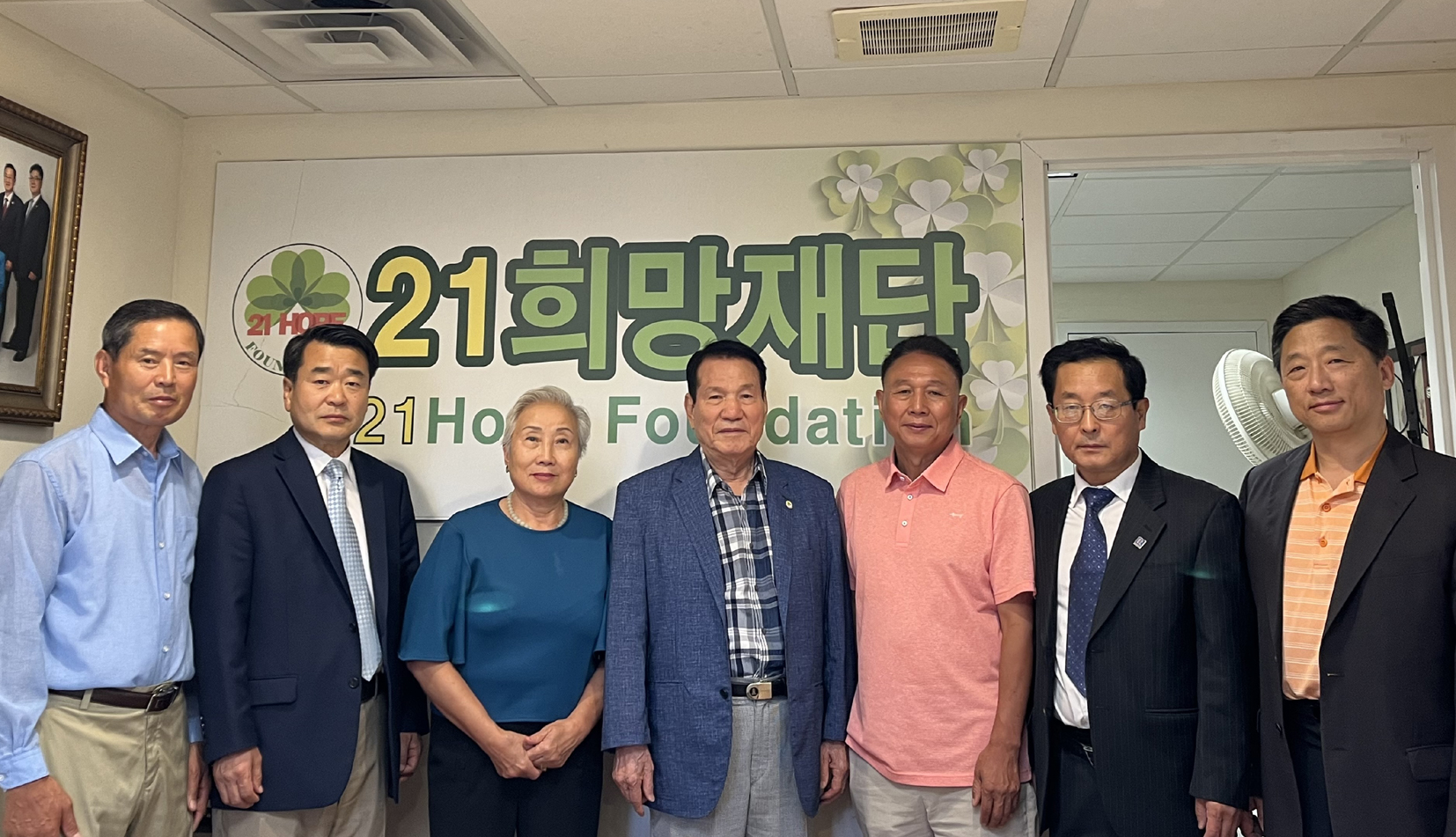 21희망재단(이사장 변종덕)은 1일 뉴욕 중국 조선족 동포 관계자들과 면담을 갖고 생활이 어려운 조선족 동포들을 지원하는 문제에 대해 논의했다. 21희망재단은 앞으로 생활이 어려운 조선족 동포들을 정기적으로 지원할 방침이다. [21희망재단] 