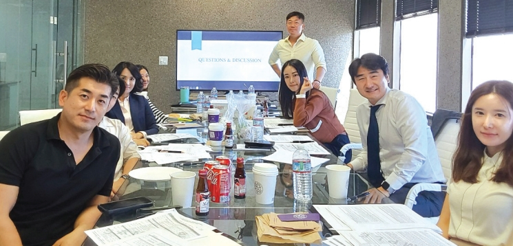 남가주한인부동산협회(회장 제이 장·이하 부동산협)가 지난 3일 부동산 에이전트의 역량 강화 빛 서비스 발전을 위한 에스크로 서류 등 실무 교육 세미나를 진행했다. 이 세미나는 3주 동안 3번에 걸쳐 진행되는 스페셜 트레이닝 이벤트의 첫 세미나다. 협회 측은 ″향후 개선된 서비스 및 실력 있는 에이전트 육성을 위한 세미나″라고 말했다. 세미나 후 참석자들이 기념 촬영을 했다. [부동산협 제공]