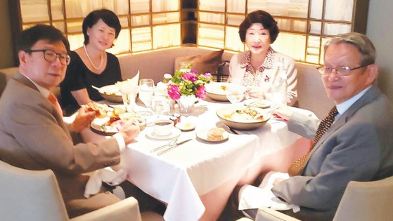 대한민국광복회 뉴욕지회는 유진희 회장 부부가 주뉴욕총영사관의 김의환 총영사 내외와 오찬을 함께하고, 광복절 기념식 준비과정 등에 대해 의견을 나눴다고 7일 밝혔다.  [대한민국광복회 뉴욕지회]