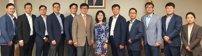 김의환 주뉴욕총영사(왼쪽 6번째)가 지난 7일 뉴욕총영사관에 한국 해운 및 물류기업 관계자들을 초청, 간담회를 개최한 뒤 기념촬영을 하고 있다. [사진 주뉴욕총영사관]