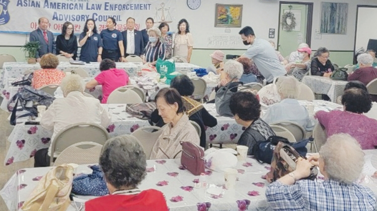 아시안아메리칸사법경찰자문위원회는 NYPD 소속 경찰들을 초대해 9일 플러싱 로얄데이케어에서 250여 명의 어르신들을 대상으로 아시안 혐오범죄와 강도, 상해, 절도, 인공지능을 통한 전화사기 등의 예방법에 대해 40분 동안 간담회를 진행했다.  [아시안아메리칸사법경찰자문위원회]