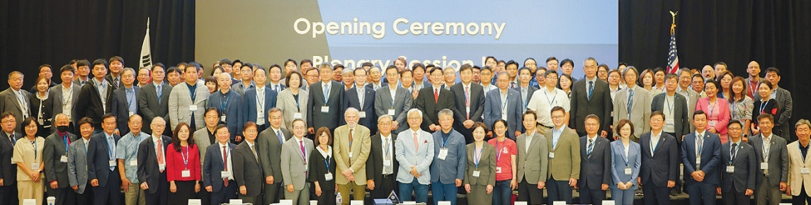 재미한인과학기술자협회(KSEA)와 한국과총(KOSFT), 한국연구재단/한미과학협력센터(NRF/KUSCO)가 공동 주최한 2023 한미과학기술학술대회가 지난 2일에서 5일까지 텍사스주 달라스에서 성공적으로 개최됐다. ‘새로운 도약을 위한 과학기술의 발견, 혁신, 그리고 전파’를 주제로 개최된 이번 대회에는 1000여 명이 참석했다.  [재미한인과학기술자협회]