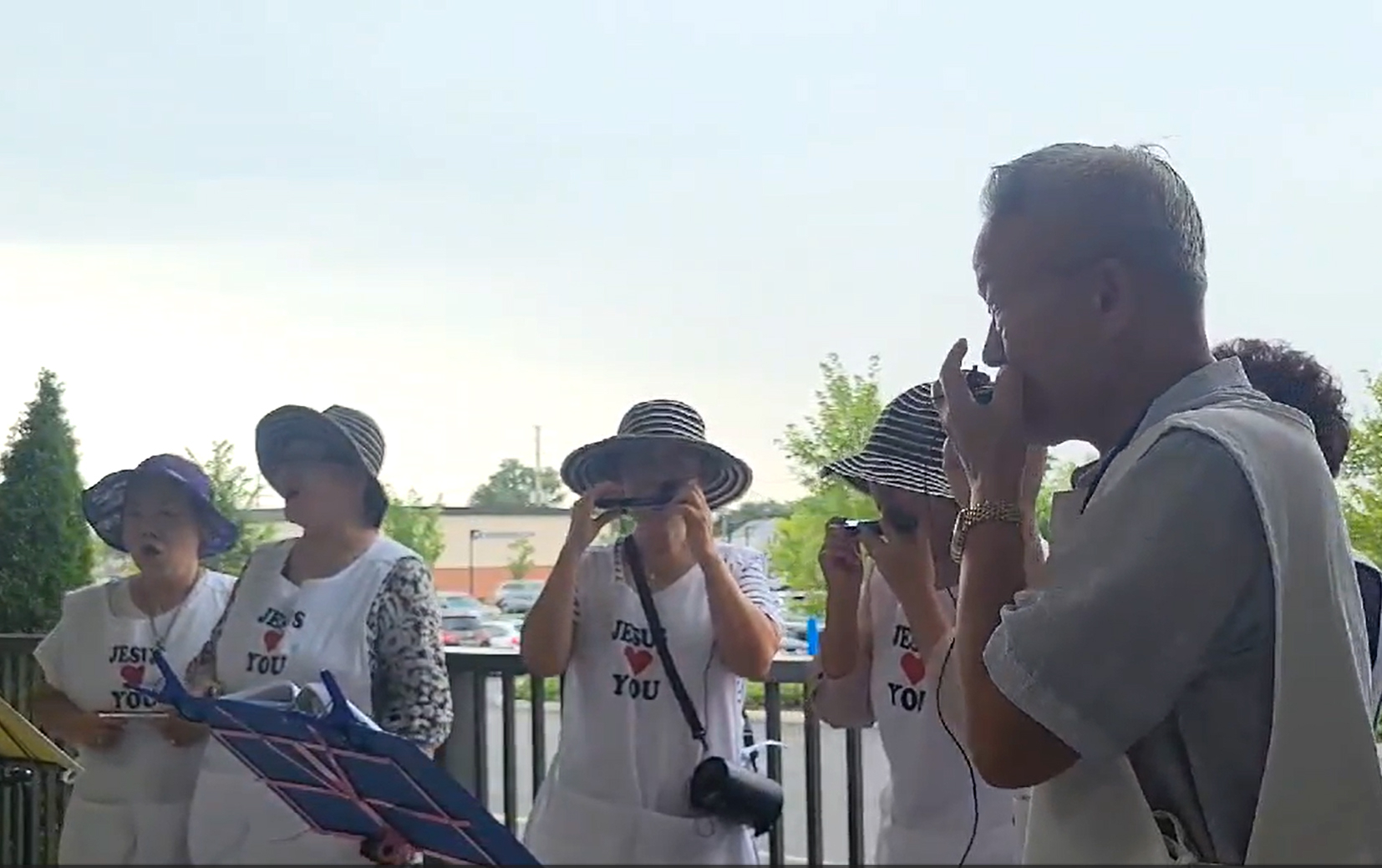 샬롬하모니카선교회(회장 이규석 목사)는 지난 12일 뉴저지주 한인 대형 슈퍼마켓 체인 H마트 리틀페리점 로비에서 전도 찬양을 펼쳤다. 회원들은 이날 H마트 견학을 온 지역 고등학교 학생들이 줄을 서 지켜보는 가운데 유명 곡들을 열심히 연주해 감동어린 큰 박수를 받았다. [샬롬하모니카선교회]
