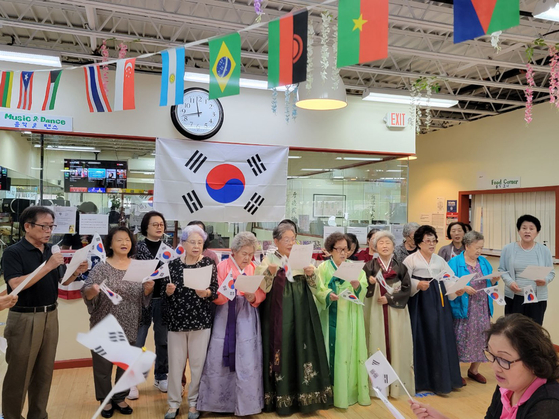 스태튼아일랜드 한인노인복지회와 포에버 굿 어덜트 데이케어(4EVER GOOD ADULT DAYCARE CENTER.참좋은 데이케어·대표 Charles Lee)는 14일 제78주년 광복절을 앞두고 회원들과 주민들이 참석한 가운데 ‘광복’의 의미를 되새기는 광복절 기념 행사를 개최했다. [스태튼아일랜드 한인노인복지회]