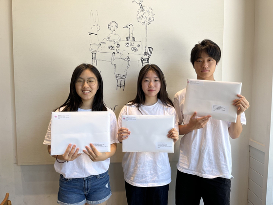 한국에서 위안부 정의를 위한 교육 단체를 만든 윤영서(왼쪽부터), 김규림, 최들 한인 2세들이 외국인학교와 국제학교에 역사교육 자료집을 발송하고 있다. [최들군 제공]