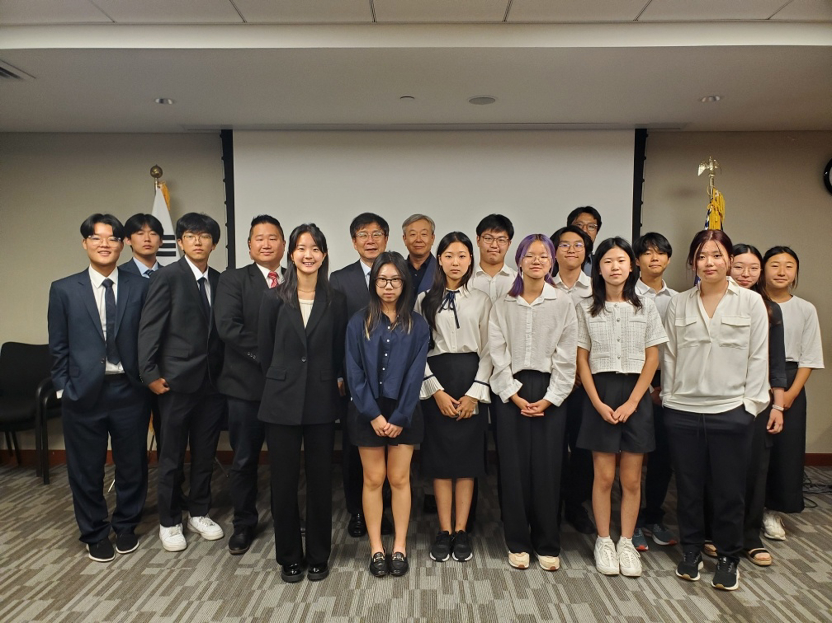 뉴욕총영사관(총영사 김의환)는 지난 17일 시민참여센터(KACE) 풀뿌리 인턴십 참가자 17명을 총영사관에 초청해 간담회를 개최했다. 인턴십 참가자들은 유권자 등록 행사, 워싱턴 및 뉴욕 의회 방문, 타운홀 미팅 등 8주간의 프로그램을 통해 미국 정치 시스템을 체험하는 기회를 가졌다. [뉴욕총영사관]