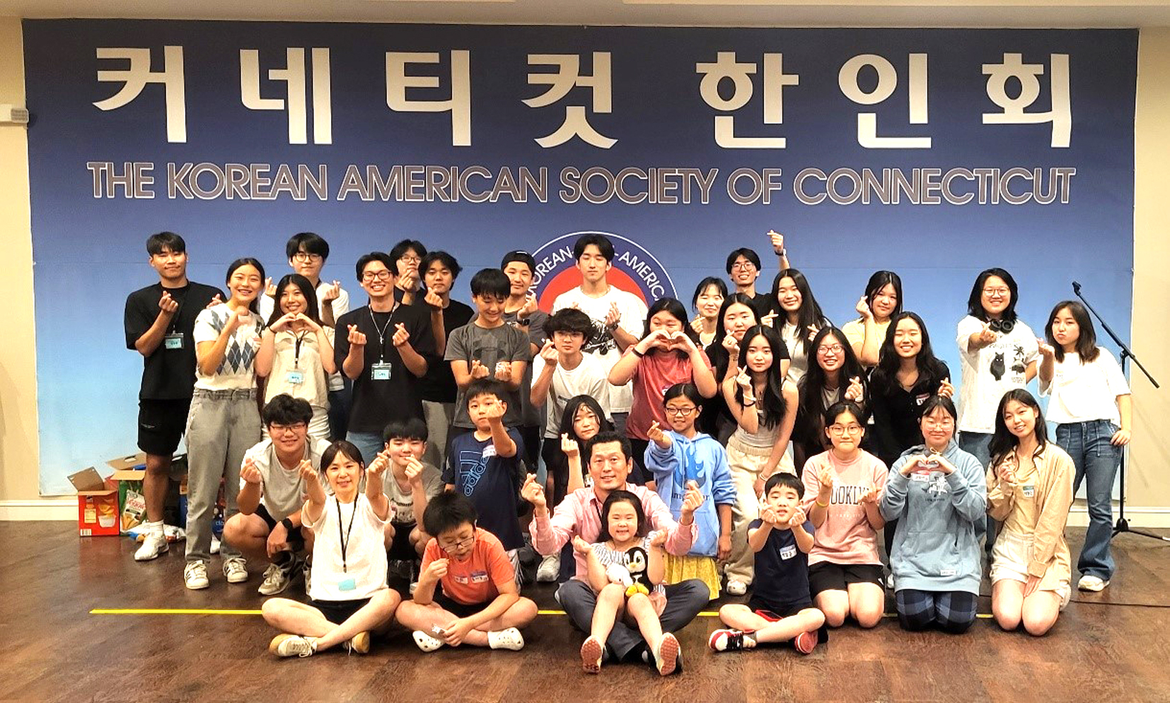 커네티컷한인회(회장 박경서)는 지난 18일과 19일 이틀 동안 커네티컷 한인회관에서 '커네티컷 1박 2일 청소년 캠프'를 개최했다. 이번 프로그램은 미주 이민 120년 역사 속에 이민 1세대와 2세대의 정체성을 고취하고, 한인 커뮤니티의 소중함을 심어주기 위해 기획됐는데 한인사회 많은 동포들로부터 큰 호응을 받았다. [커네티컷한인회]