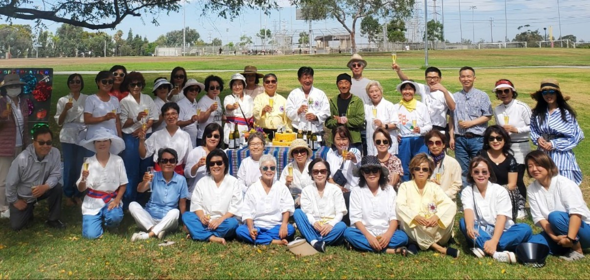 미주 국선도 수련원(사범 김창옥)은 지난 19일 28주년 창립기념일 행사를 세리토스의 돈 크나베 공원에서 개최했다. 국선도 수련원은 매주 토요일 오전 9시~11시30분, 이 공원에서 공개 수련 시간을 갖고 있다. 문의는 헬렌 엄 미주 국선도 회장(562-774-5622)에게 하면 된다. 창립기념일 행사 참석자들이 함께 자리했다. [미주 국선도 수련원 제공]