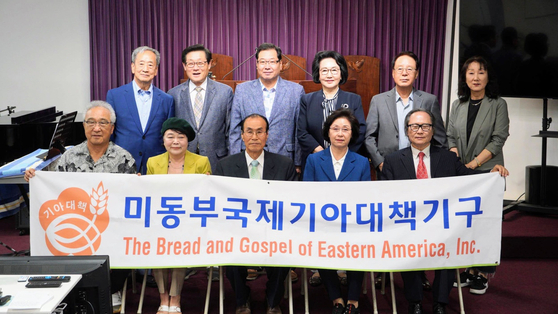 미동부국제기아대책기구(기아대책)는 23일 리빙스톤교회(담임 유상열 목사)에서 월례회를 열고 예배를 드리고 10월 단기선교 일정을 보고했다. 기아대책은 ▶콜롬비아(김혜정 선교사) ▶페루(김중언.최은실 선교사) ▶과테말라(장경순.박윤정 선교사, 장희성.유한나 선교사-산티아고) 등 7개국 9개 지역의 아동 105명을 후원하고 있다. 후원 문의 917-667-8555. [미동부국제기아대책기구]