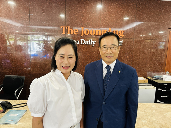 대한노인회 미주총연합회 정기영(왼쪽) 회장과 이은숙 사무국장.