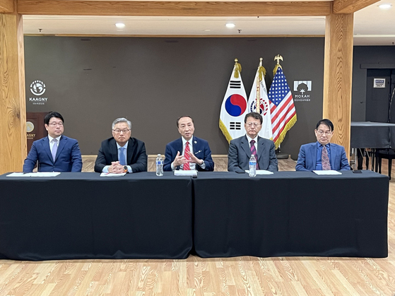 뉴욕한인회 회칙개정위원회가 31일 맨해튼 뉴욕한인회관에서 기자회견을 열고, 앞으로의 일정 등 회칙개정 세부안에 대해 설명하고 있다. 왼쪽부터 이승우 변호사, 김광수 변호사, 테렌스 박 회칙개정위원장(아시안아메리칸유권자연맹 대표), 주동완 코리안리서치센터 원장, 김성진 미주한인상공회의소 총연합회 운영위원장. [사진 뉴욕한인회 회칙개정위원회]
